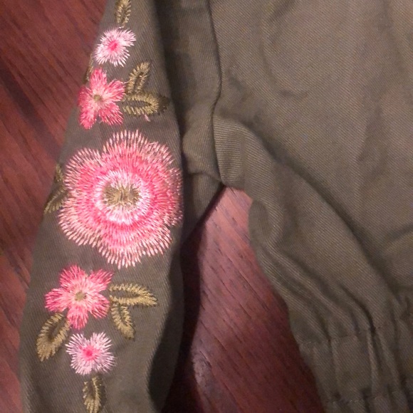 🎀Olive green infant jacket w/flowers on sleeve 🎀 - Picture 7 of 7